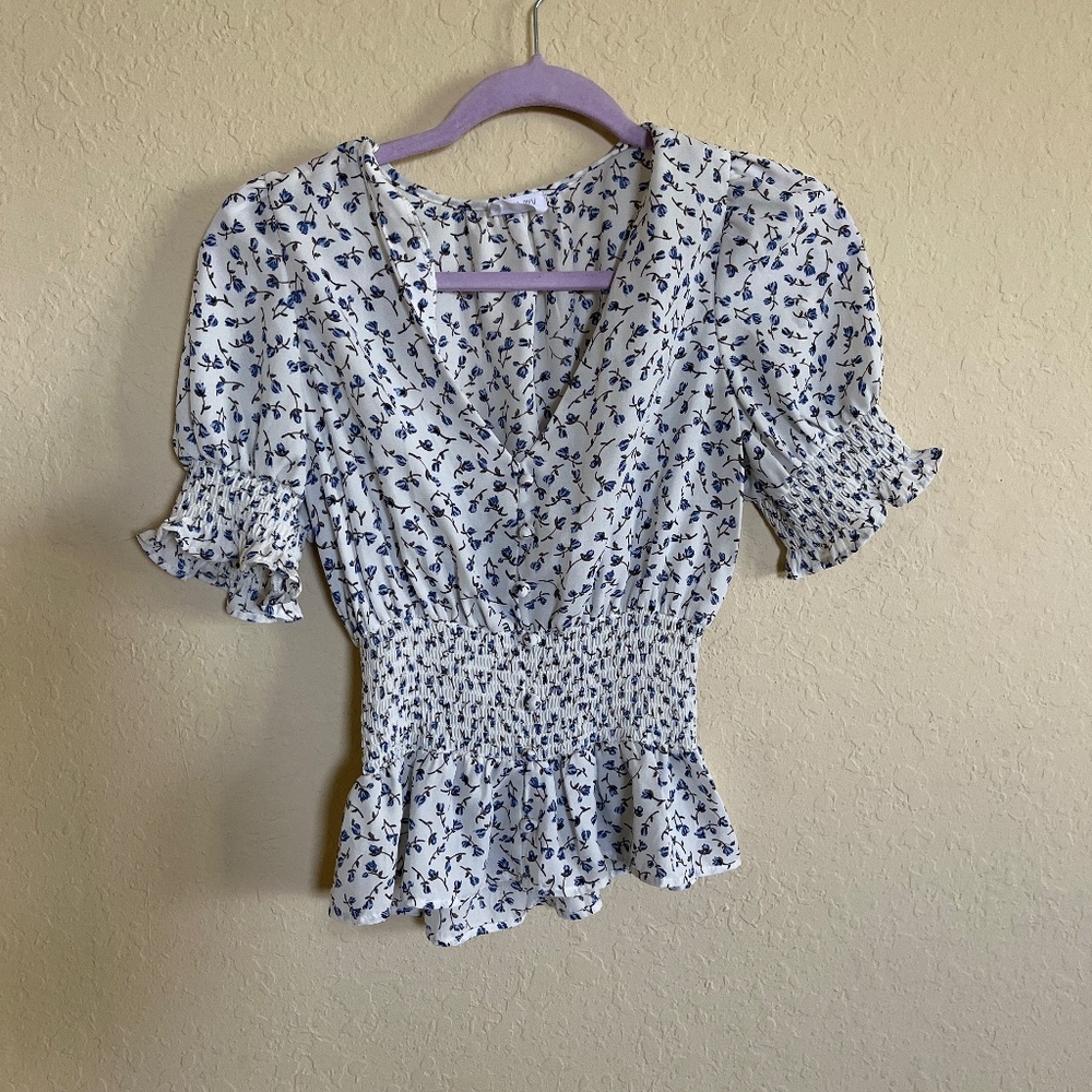 ✨Siana sky white floral blouse✨